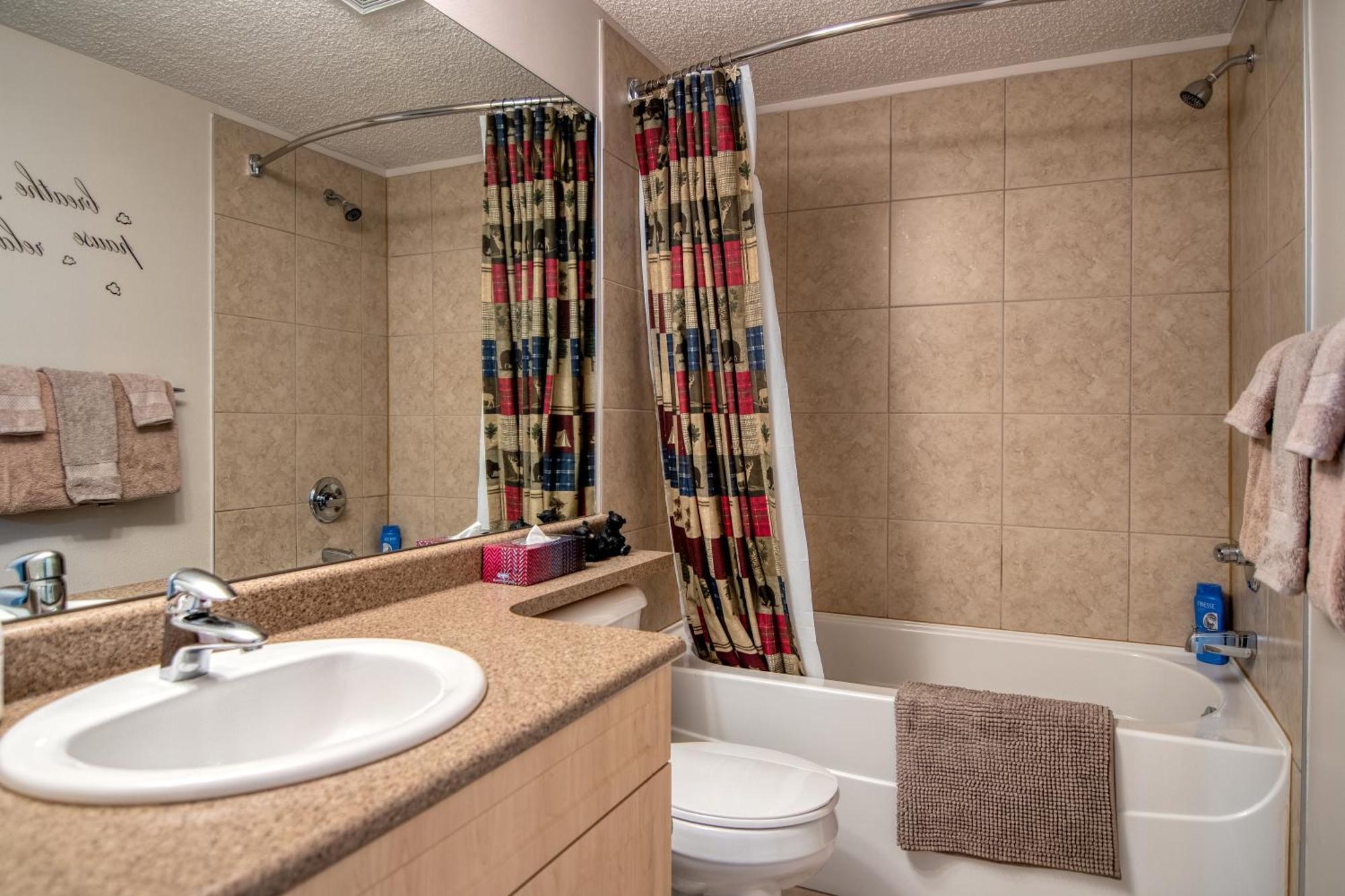 Mountain Getaway Condo - 5 Min Walk To The Beach! Invermere Buitenkant foto